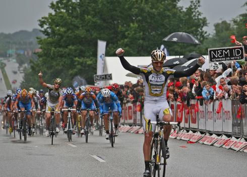 Hayden Roulston hopes the knee he injured racing in Italy over night will not stop him racing in the Spanish Grand tour, the Vuelta a Espa&#241;a, in ten days time.